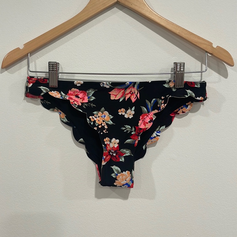 ✨Scalloped Bikini Bottoms✨